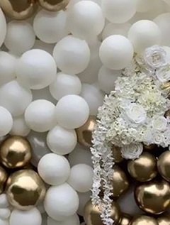 50 white gold small large balloons with white flowers and tuberose garland